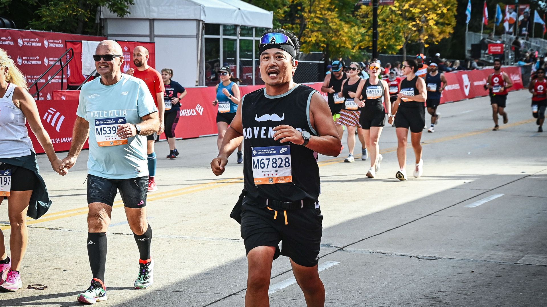Man running Chicago Marathon